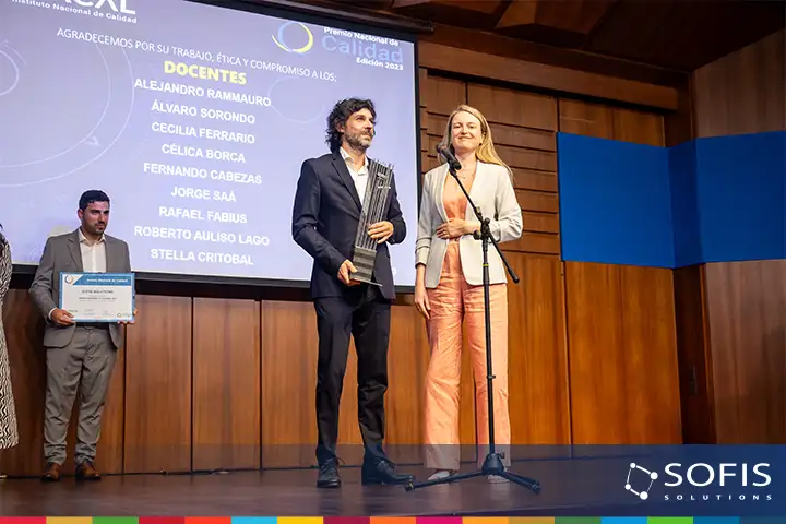 Colaboradores de Sofis Solutions recibiendo Premio Nacional de Calidad